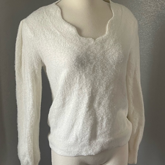 cupcake Sweaters - Scalloped V-Neck Lightweight White Sweater